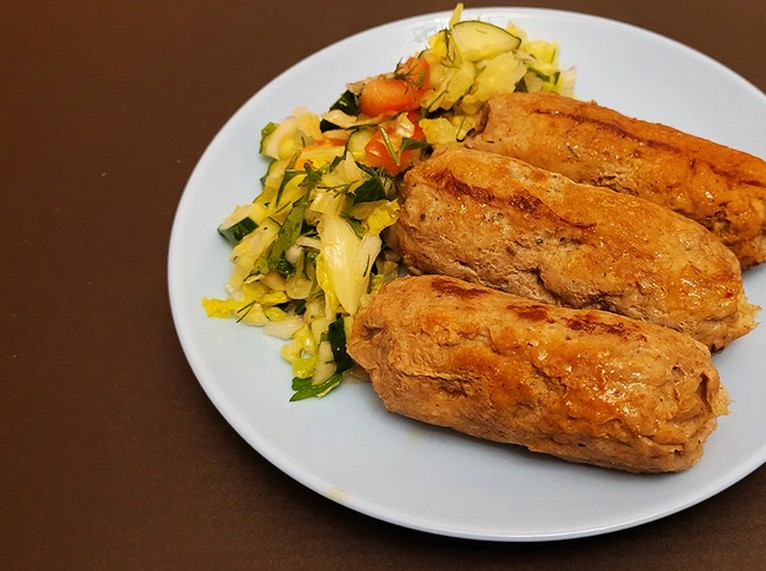 Завернутый в пергамент фарш жарим на сковороде без масла