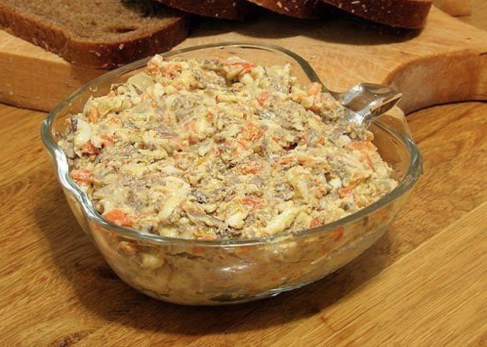 Салаты с печенью куриной и маринованным луком и морковью