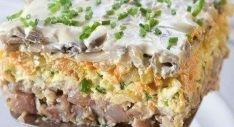 Салат с селедочкой шампиньонами и грецкими орехами