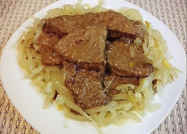 Печень жаренная с луком в сметане - мягкая и нежная