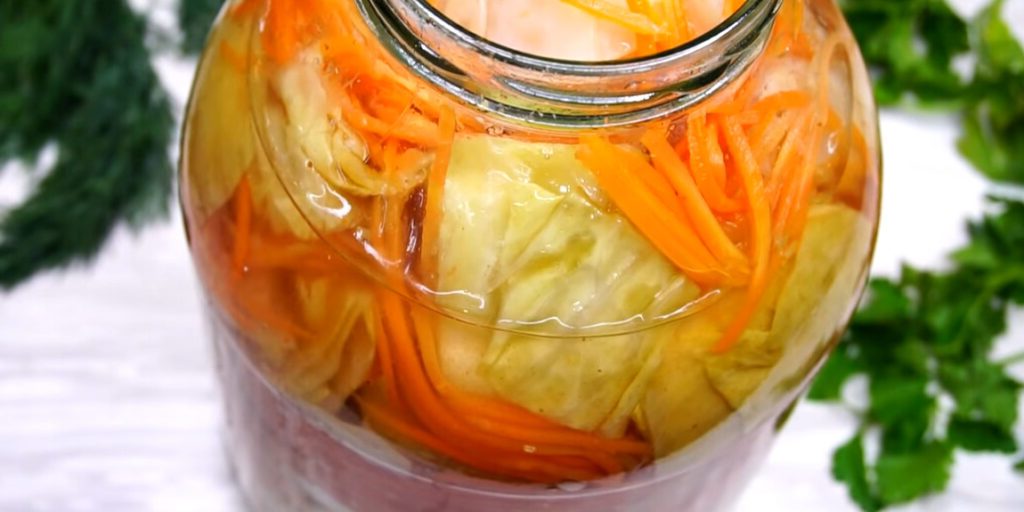 Супер вкусная и хрустящая капуста: заливаем горячей водой и храним ...