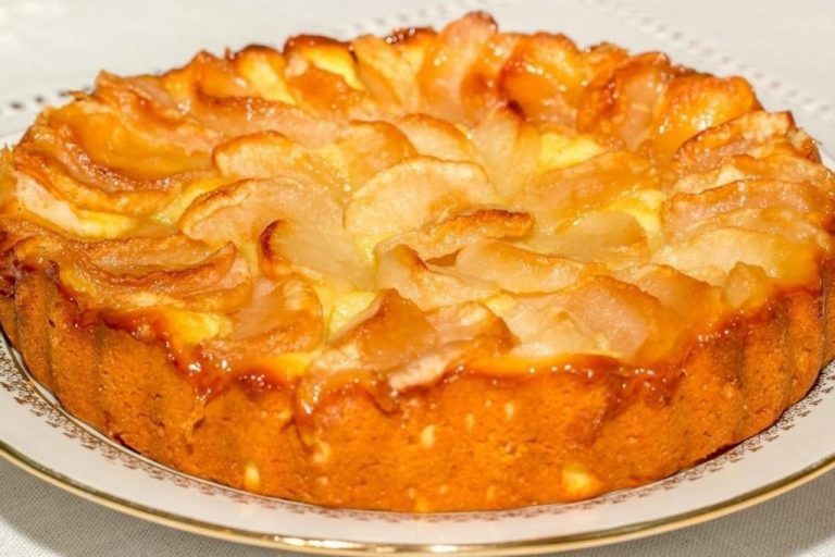 Яблочный пирог «Ностальгия»: простой, вкусный и экономный рецепт точно напомнит вам пироги, которые готовила мама - Королевская Кукухня