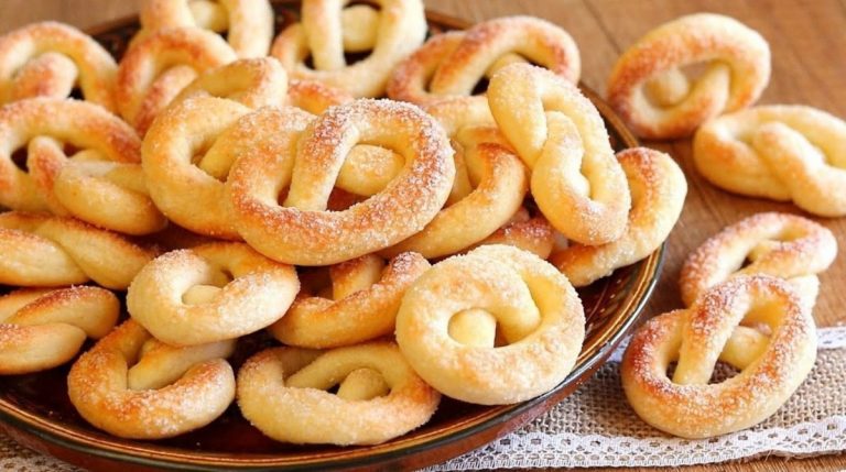 Сахарные крендельки к чаю. Вы не поверите, насколько это простой и легкий рецепт: творожные крендельки получаются очень вкусными и мягкими - Королевская Кукухня