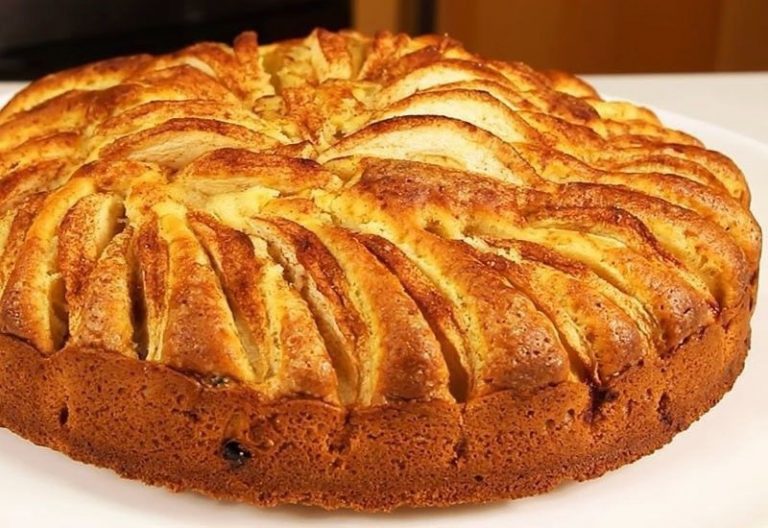 Яблочный пирог на сметанном тесте: нежный, ароматный и невероятно вкусный - Королевская Кукухня